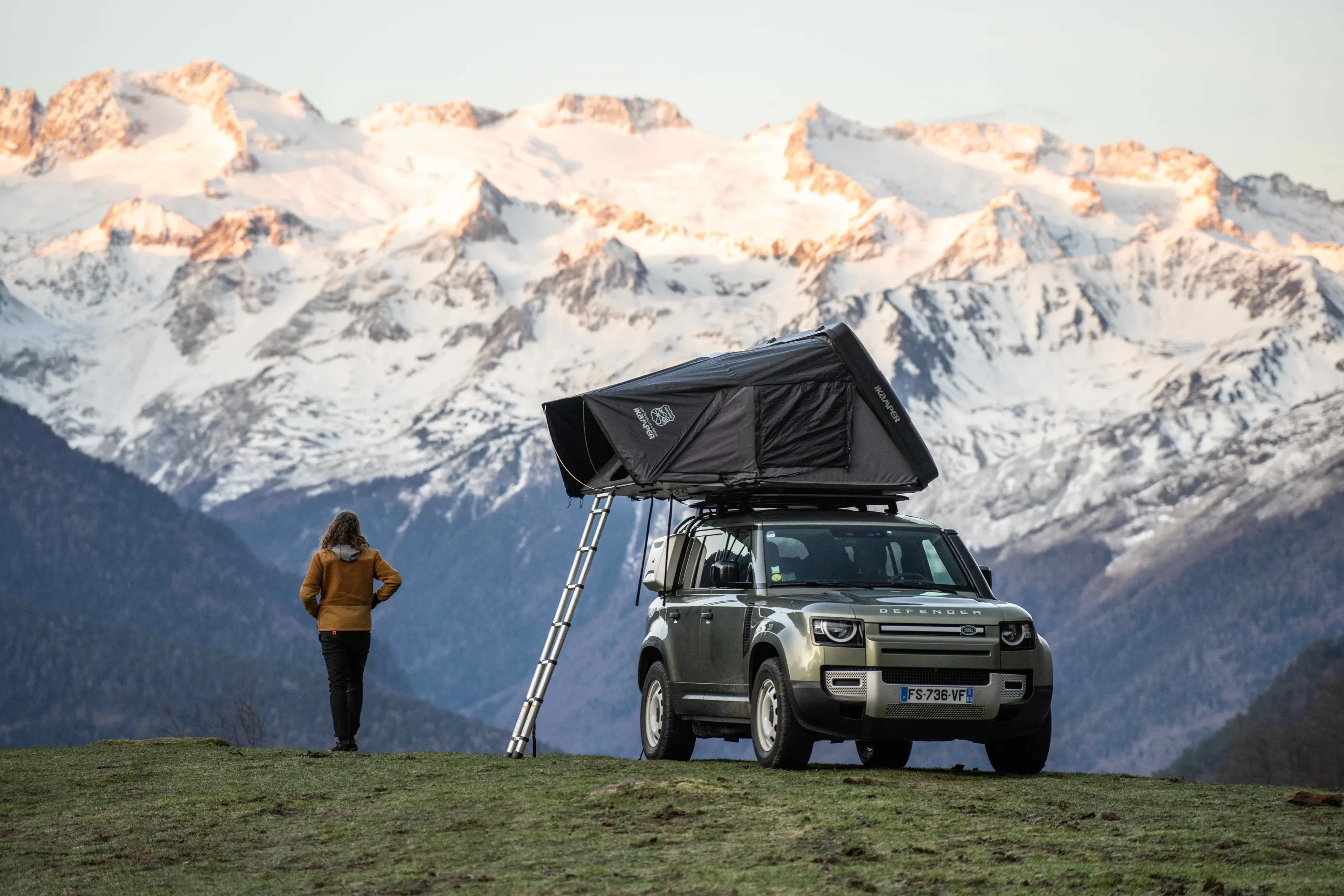 Hard shell rooftop tent
